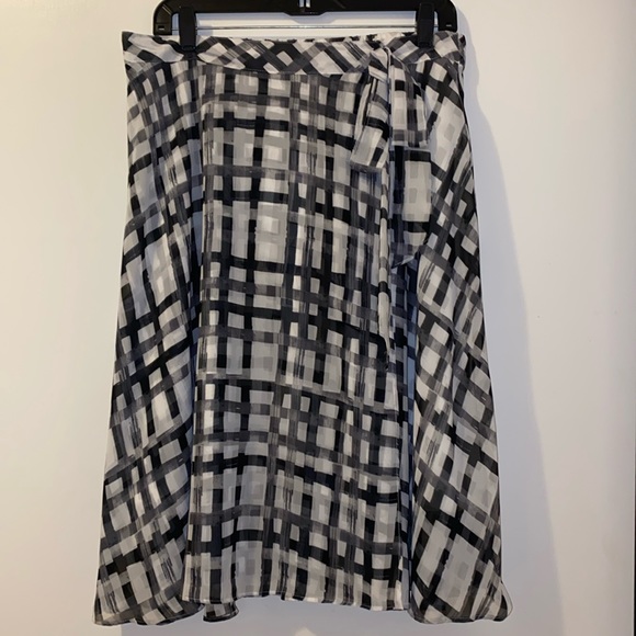 Dresses & Skirts - Black and white skirt